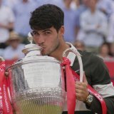 Carlos Alcaraz avec le trophée du Queen's KEYSTONE/AP/Joanna Chan